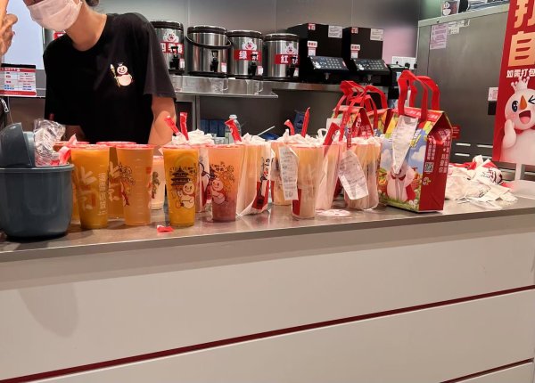锅牛配资 外卖大战周末继续，用户感慨“喝不完”，闪击战变持久战