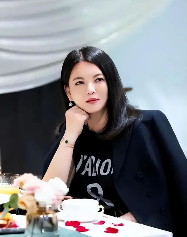 国融资管 王诗龄眼里没光了，李湘3年布局成笑柄，她犯了和李小璐一样的错